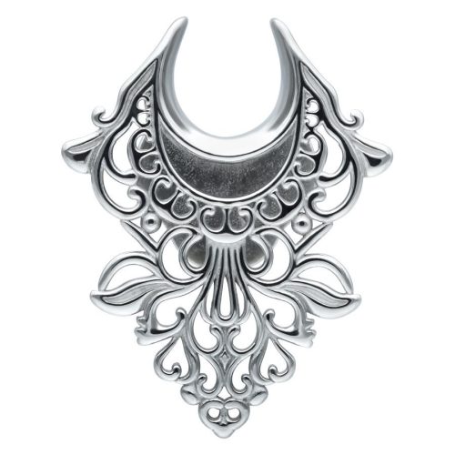 Silberne Ear Saddles mit barockem Design auf weißem Hintergrund