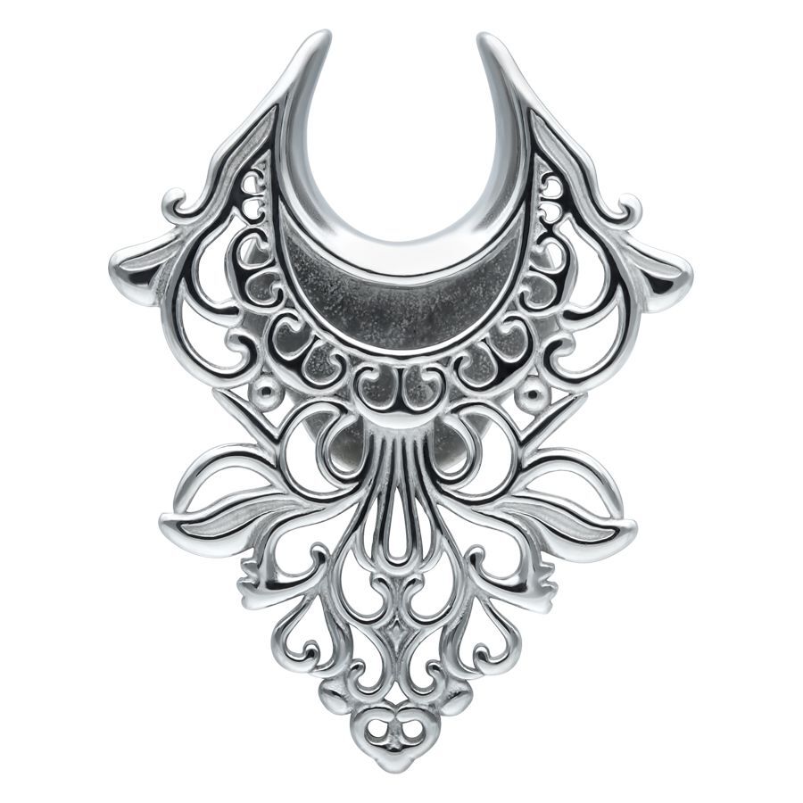 Silberne Ear Saddles mit barockem Design auf weißem Hintergrund