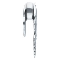 Silberne Ohr-Sättel mit barockem Design vor weißem Hintergrund