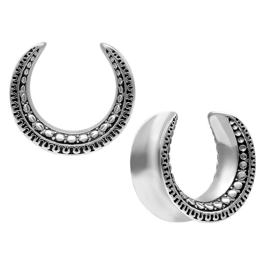 Zwei silberne Ear Saddles mit Maori-Muster auf weißem Hintergrund