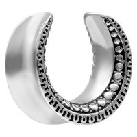 Silbernes Ear Saddle Maori, 8,0 mm, mit dekorativem Muster auf weißem Hintergrund