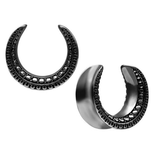 Schwarze Ear Saddles Maori aus Chirurgenstahl, Größe 8,0 mm auf weißem Hintergrund