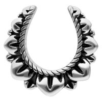 Silberne Ear Saddles Flower mit Herzdesign auf weißem Hintergrund