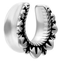 Silberner Ear Saddle aus Chirurgenstahl mit Blumenmuster auf weißem Hintergrund