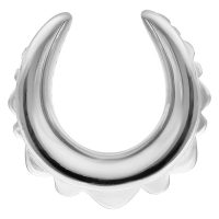 Silberner Ear Saddle in Hufeisenform mit Blumenverzierungen auf weißem Hintergrund