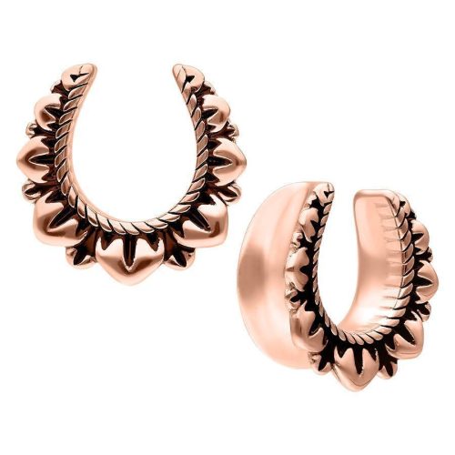 Roségoldene Ear Saddles Flower mit floralem Design, Größe 25mm, auf weißem Hintergrund