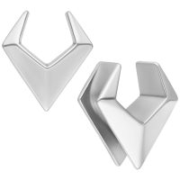 Zwei silberne Ear Saddles Arrow Piercings aus Chirurgenstahl 316L auf weißem Hintergrund