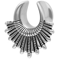 Silbernes Indiana Earsaddle aus Chirurgenstahl mit detailliertem Design auf weißem Hintergrund