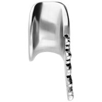 Silberner Earsaddle aus Chirurgenstahl 316L auf weißem Hintergrund