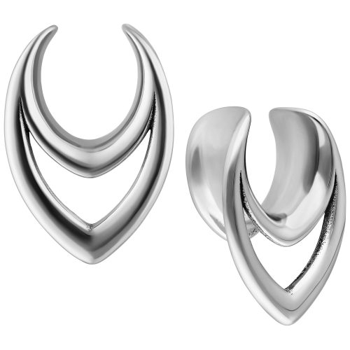 Silberfarbene Double Arrow Earsaddles aus Chirurgenstahl auf weißem Hintergrund