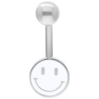 Silbernes Bauchnabelpiercing mit weißem Smiley-Anhänger auf weißem Hintergrund