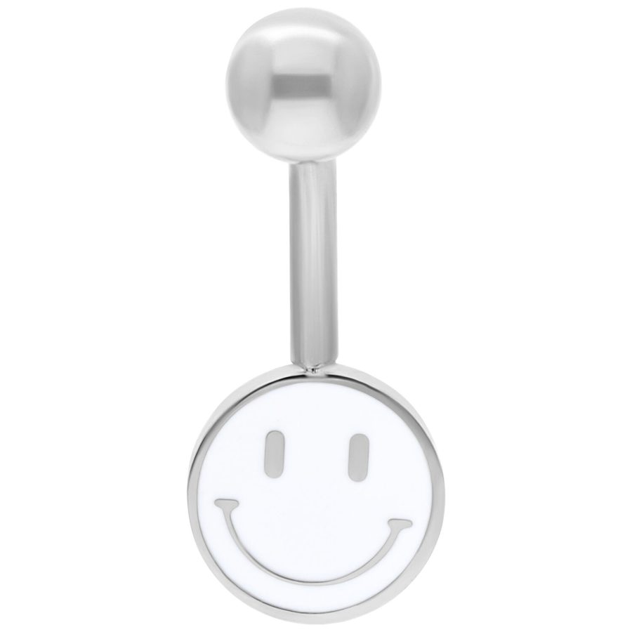 Silbernes Bauchnabelpiercing mit weißem Smiley-Anhänger auf weißem Hintergrund