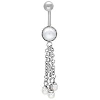 Silbernes Bauchnabelpiercing mit hängenden Perlen und Ketten auf weißem Hintergrund