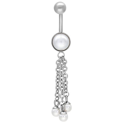 Silbernes Bauchnabelpiercing mit hängenden Perlen und Ketten auf weißem Hintergrund