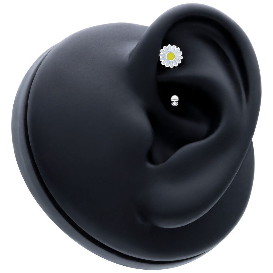Schwarzes Piercing mit weißer Blume, platziert in einem schwarzen Ohr-Modell