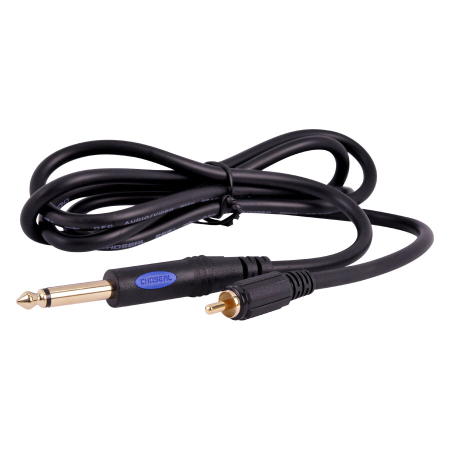 Schwarzes Clip Cord mit RCA-Stecker, auf weißem Hintergrund
