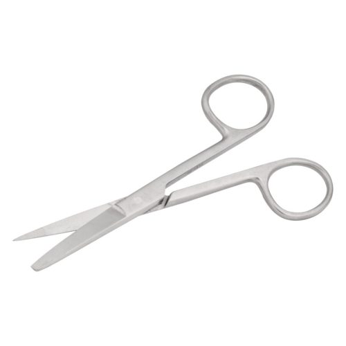 Silberne Piercingschere aus Edelstahl mit spitzer und stumpfer Klinge auf weißem Hintergrund