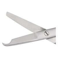 Silberne Schere mit gebogener Spitze auf weißem Hintergrund