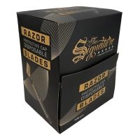Schwarze Verpackung mit goldener Schrift, Einwegrasierer von Wildcat, auf weißem Hintergrund