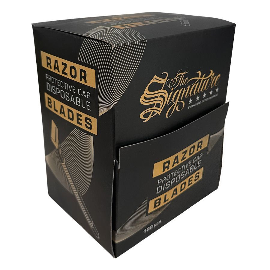 Schwarze Verpackung mit goldener Schrift, Einwegrasierer von Wildcat, auf weißem Hintergrund