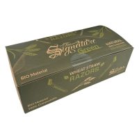 Grüner Karton mit biologisch abbaubaren Einwegrasierern, The Signature Green
