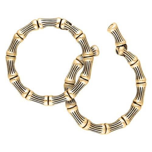 Zwei goldene Bonechain Ohrgewichte aus Chirurgenstahl auf weißem Hintergrund