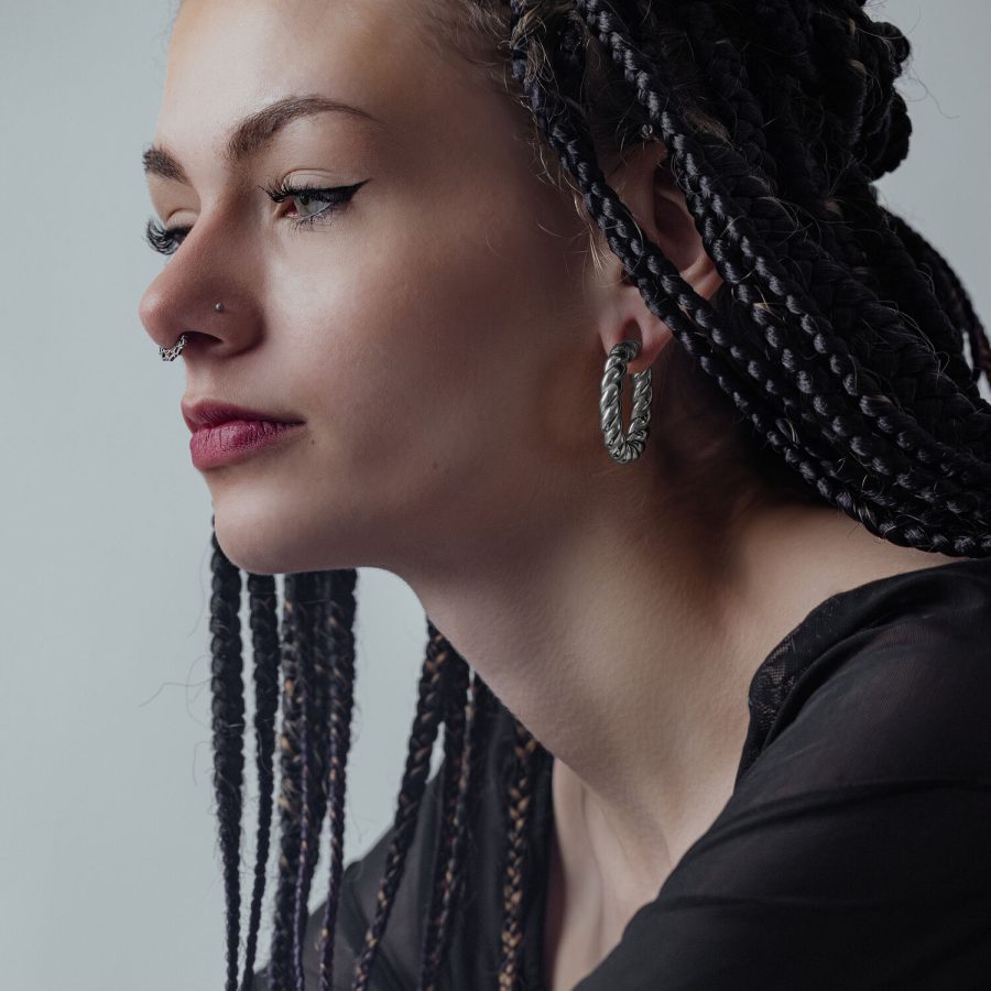 Frau mit schwarzen Braided Rope Ohrgewichten aus Chirurgenstahl