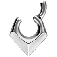Silbernes, dreieckiges Ohrgewicht aus Chirurgenstahl auf weißem Hintergrund