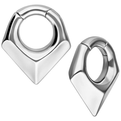 Zwei silberne Triangle Ohrgewichte aus Chirurgenstahl auf weißem Hintergrund