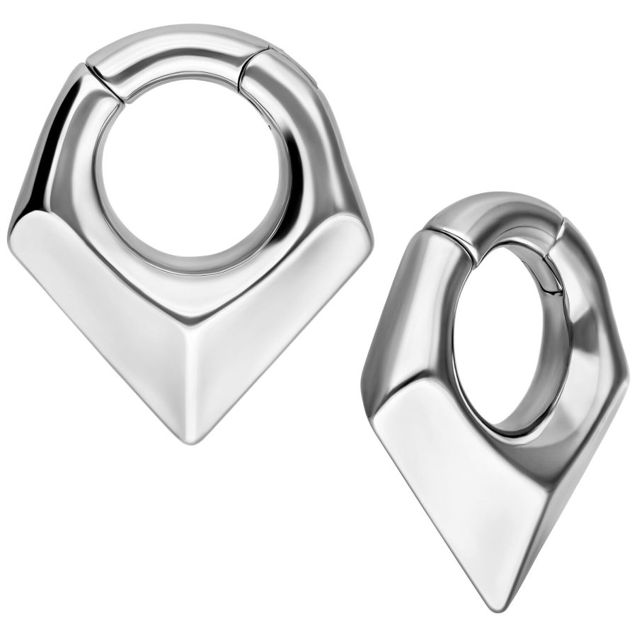 Zwei silberne Triangle Ohrgewichte aus Chirurgenstahl auf weißem Hintergrund