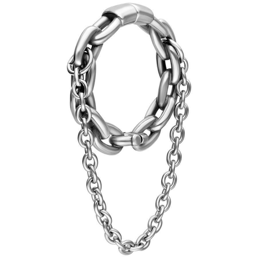 Silberne Ohrgewichte mit doppelter Kette aus Chirurgenstahl auf weißem Hintergrund