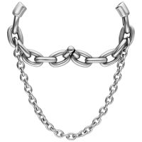 Silberne Ohrgewichte aus Chirurgenstahl mit doppelter Kette auf weißem Hintergrund