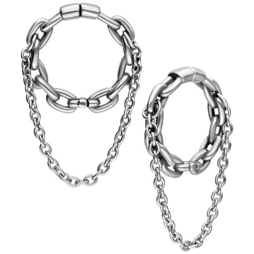 Silberne Ohrgewichte mit doppelter Kette aus Chirurgenstahl auf weißem Hintergrund