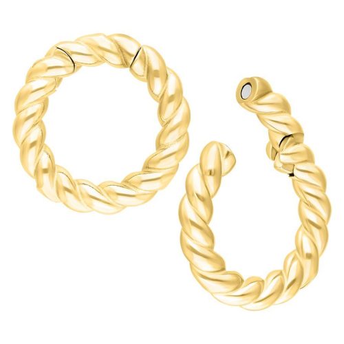 Goldene geflochtene Ohrgewichte auf weißem Hintergrund