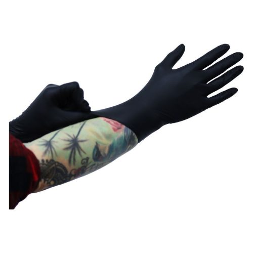 Schwarze Nitrilhandschuhe an tätowiertem Arm, weiße Kulisse