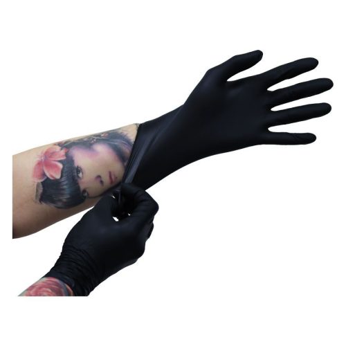 Schwarze Nitrilhandschuhe, getragen von tätowierter Hand, auf weißem Hintergrund