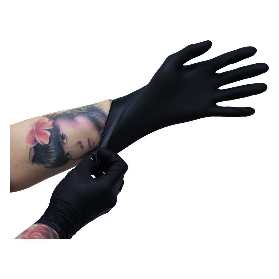 Schwarze Nitrilhandschuhe, getragen von tätowierter Hand, auf weißem Hintergrund
