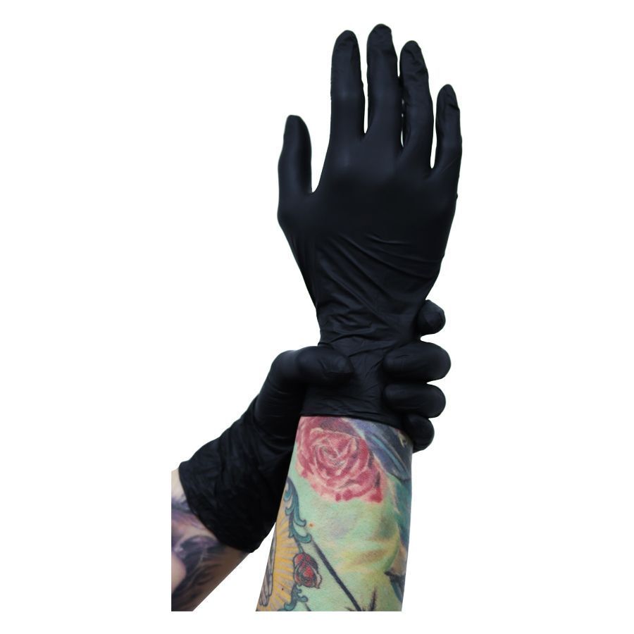 Schwarze Nitrilhandschuhe auf tätowierten Armen, Hintergrund weiß