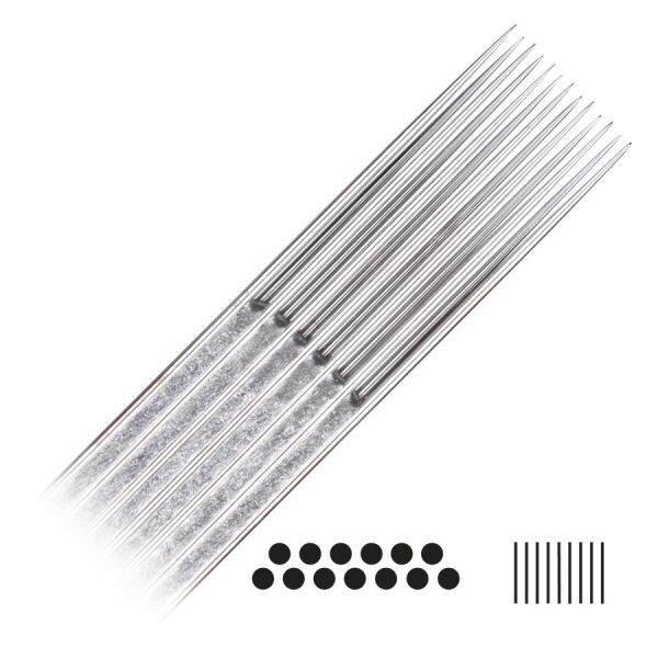 Silberne Magnum Long Taper Tattoonadeln auf weißem Hintergrund