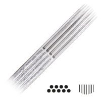 Nahaufnahme von Magnum Curved Long Taper Tattoonadeln aus Chirurgenstahl auf weißem Hintergrund