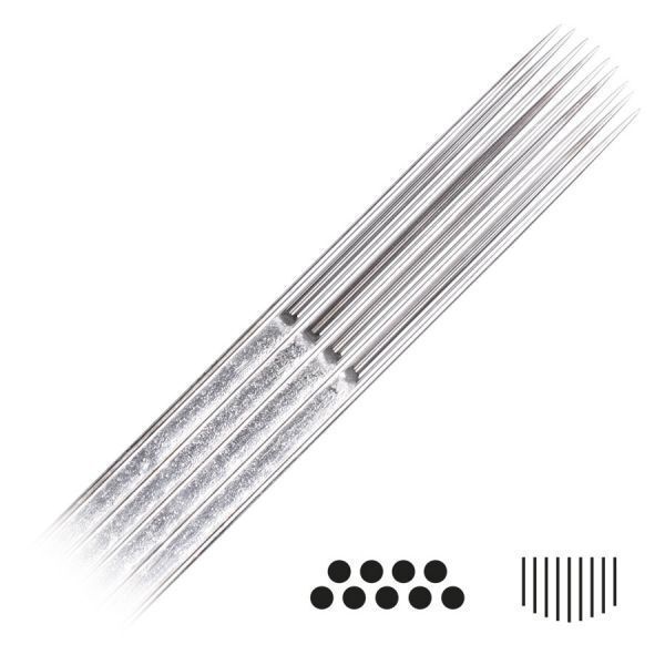 Nahaufnahme von Magnum Curved Long Taper Tattoonadeln aus Chirurgenstahl auf weißem Hintergrund