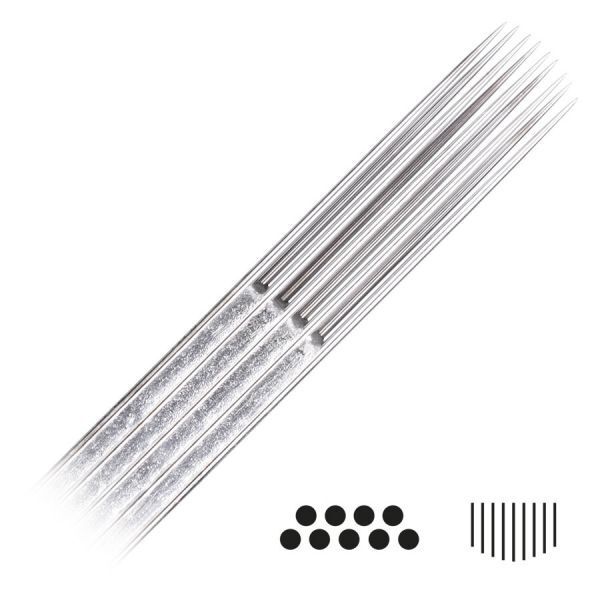 Nahaufnahme von Magnum Curved Long Taper Tattoonadeln aus Chirurgenstahl auf weißem Hintergrund