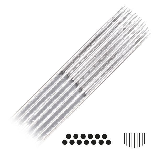 Silberne Magnum Curved Long Taper Tattoonadeln auf weißem Hintergrund