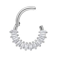 Silberner Septum Clicker mit klaren Kristallen auf weißem Hintergrund