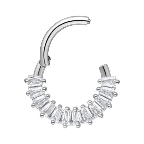 Silberner Septum Clicker mit klaren Kristallen auf weißem Hintergrund