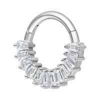 Silberner Septum Clicker mit klaren Kristallen auf weißem Hintergrund