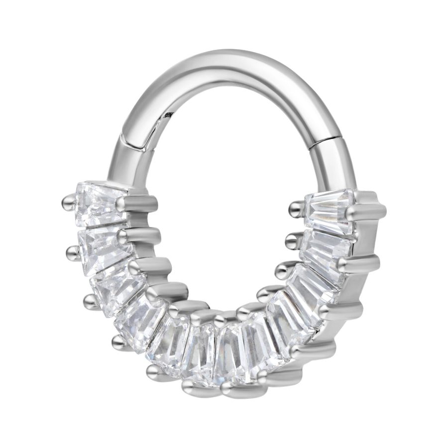 Silberner Septum Clicker mit klaren Kristallen auf weißem Hintergrund
