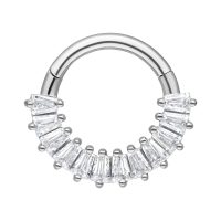 Silberner Septum Clicker aus Chirurgenstahl mit klaren Kristallen auf weißem Hintergrund