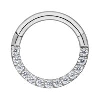 Silberner Septum Clicker mit Pavé-Set Kristallen auf weißem Hintergrund