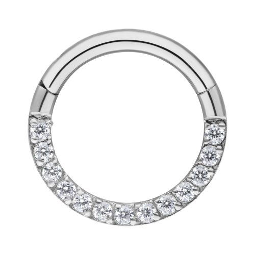Silberner Septum Clicker mit Pavé-Set Kristallen auf weißem Hintergrund